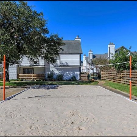 The Cozy Clouds Resort At Nrg Houston Extérieur photo