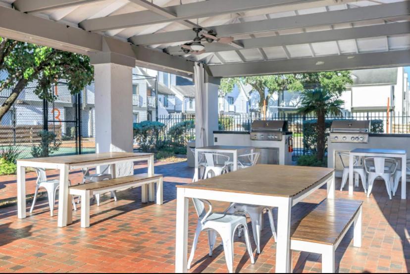 The Cozy Clouds Resort At Nrg Houston Extérieur photo