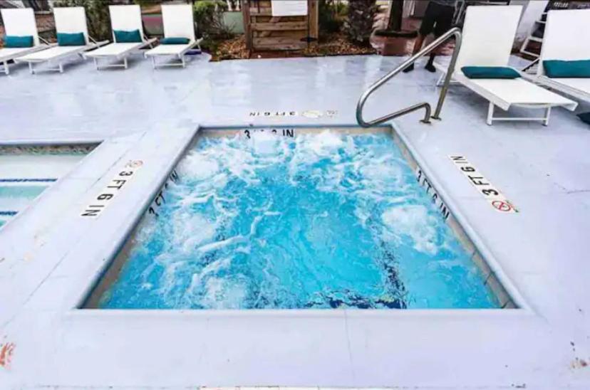 The Cozy Clouds Resort At Nrg Houston Extérieur photo